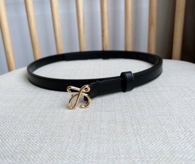 特 Loewe 罗意威 专柜最新同款腰带 选用光滑牛皮革腰带 饰以金属Anagram pebble针扣五孔调节 卓越的工艺 个性的造型 精美的材质 宽:1.5
