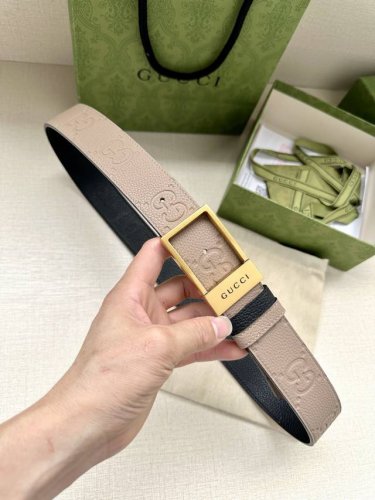 特 宽度3.8Cm Gucci 衔接品牌的过去和现在，以焕新方式继续演绎经典元素。这款黑色皮革腰带饰有Gg字母交织图案，以Gucci刻花呈现长方形搭扣开合设计。