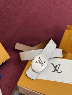 Lv男士新款皮带寬度4Cm 訂製帆布面料飾有全新的圖案效果 颜色纯正 衬托進口小牛皮配色底 搭配精緻的字母搭扣 手感极佳 DDD