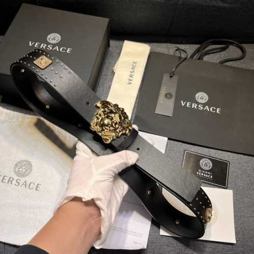 范思哲 ，宽4.0Cm 新款 此款皮带饰有水晶铆钉Greca图案，腰带环搭配Medusa五金配件，搭扣饰有雕刻Logo图案