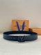 特 4.0宽 本款 Lv Initiales Blason 40 毫米双面腰带诠释创意总监 Pharrell Williams 对品牌传统与摩登风尚的热忱。柔软