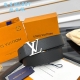 Lv Optic 40 毫米双面腰带取材丝滑牛皮革，中央 Lv Initiales 搭扣在浓郁色调中亦可呈现鲜明轮廓，为整体造型注入当代个性。