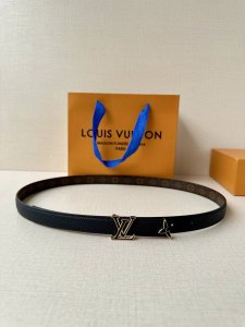 这款精致的路易威登 Lv 精美珐琅20毫米双面腰带，其设计巧妙，彰显出别具创意的标志性风格。腰带一面是Monogram帆布材质，另一面则是奢华的皮革材质，可供随