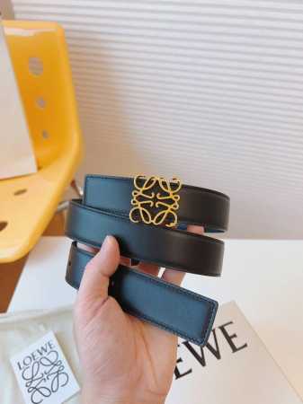 特 Loewe罗意威产品打造成兼具实用性及独特性的时尚精品。Loewe罗意威采用卓越工艺，简约造型，精美材质质量，致力打造针对不同生活领域的时尚精品。休闲百搭！ - 点击图像关闭