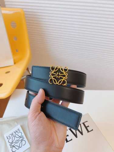 特 Loewe罗意威产品打造成兼具实用性及独特性的时尚精品。Loewe罗意威采用卓越工艺，简约造型，精美材质质量，致力打造针对不同生活领域的时尚精品。休闲百搭！
