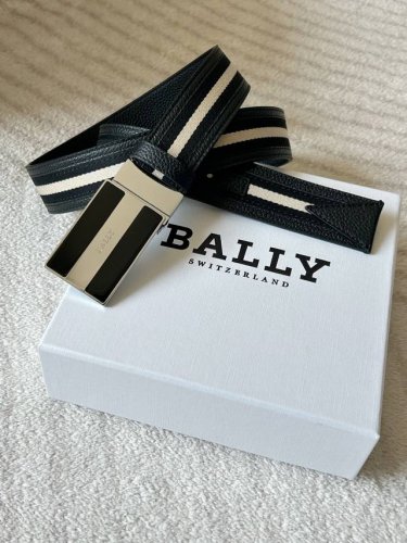 Bally 巴利 这款男士休闲双面皮带 宽3.5Cm 黑色粒面牛皮的优雅与黑白布料的时尚相结合 时尚的瑞士休闲风格。