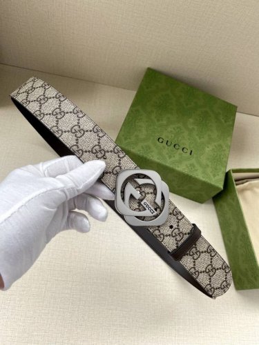 宽度4.0Cm Gucci Marmont系列每一季都会推陈出新，为灵感源于70年代的标志性Gg配件注入现代精髓。Supreme帆布印花 腰带反面采用咖啡色原版