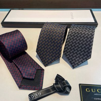 G家专柜新款 男士领带，稀有采用经典小G Logo提花展现精湛手工与时尚优雅的理想选择，这款领带将标志性完美的结合，以时尚搭配手法演绎的更显雅致风范。让男士可以