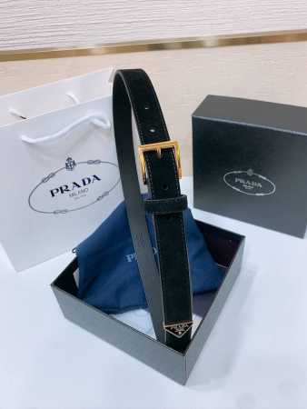 Prada 精致的腰带突显丝绒质感面料的优雅气质 饰以时尚的金色调金属搭扣和标志性的三角形徽标 腰带采用品牌标志性的Saffiano皮革打造 采用现代时尚潮流的 - 点击图像关闭