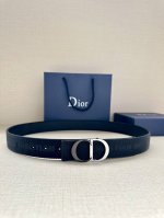 特 宽度3.5Cm Dior 这款腰带扣是 Dior 新款单品，延续经典设计，采用“Cd Icon”标志造型。黑色哑光涂漆和金属覆层黄铜形成鲜明的对比。可与各式