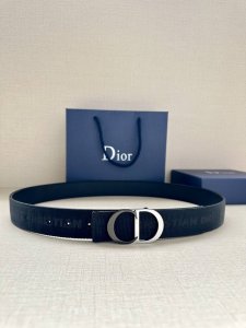 特 宽度3.5Cm Dior 这款腰带扣是 Dior 新款单品，延续经典设计，采用“Cd Icon”标志造型。黑色哑光涂漆和金属覆层黄铜形成鲜明的对比。可与各式