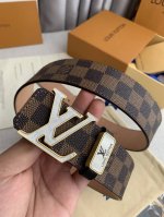 品名： Lv..路易..威登原单 型号：纯钢材质挂扣，新款亚克力花纹挂扣，头层牛皮，图片实物拍摄 材料：头层牛皮，挂扣系列，纯钢质扣头，钯镀电镀工艺永不掉色。咖