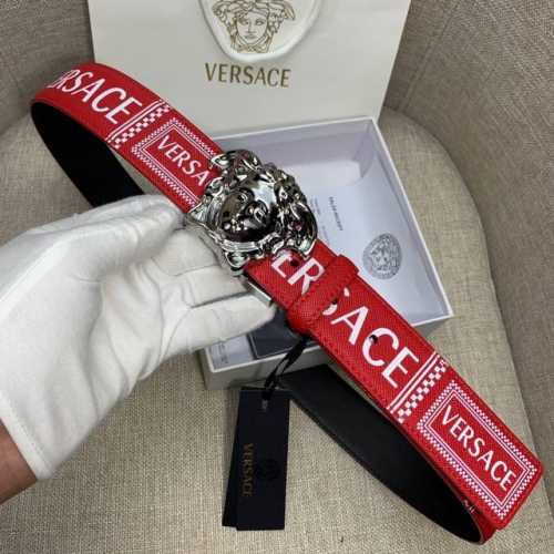 宽度3.8Cm Versace范思哲经典款十字纹印花搭配新款旋转扣：此款腰带配有醒目的美杜莎头像搭扣，可为任何造型增添几分立体雅致效果。