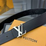 本款 Lv Initiales 宽度4.0Cm 双面腰带拥有xl Epi皮革的较大粒面纹理，以移印工艺描绘路易威登标识，翻转即现monogram压纹图案，搭配抛