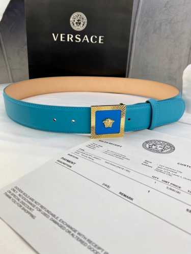 宽度4.0Cm Versaec 饭范思哲 此款时尚平纹腰带由柔软的小牛皮革制成，饰有立体美杜莎搭扣。