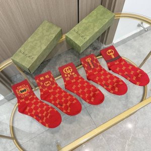 配包装 一盒五双 新年福利来了 红红火火过新年新品当红炸街款中筒男女款袜子纯棉材质，柔软舒适，提花经典字母标识，Ins炒鸡火爆的款式大牌出街，潮人必备超好搭