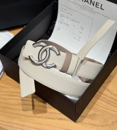 香家双面女士腰带 这款采用头层牛皮制作，24p Cc金色饰面Logo扣，黄铜金属，双面小牛皮腰带，日常百搭款. 宽度：3.0Cm