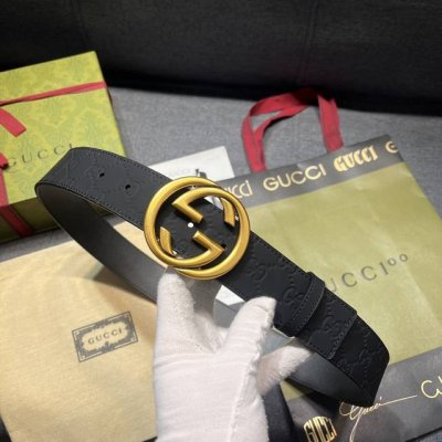 古奇 宽4.0Cm 新款 各式百搭单品继续为Gucci 早春系列添姿加彩。这款黑色腰带以Gg橡胶效果皮革匠心打造，配以方形腰带扣，为日常造型注入别样魅力