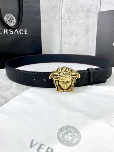 宽度4.0Cm Versace范思哲采用进口万象纹牛皮，此款平面腰带配有醒目的美杜莎头像搭扣，可为任何造型增添几分立体雅致效果。