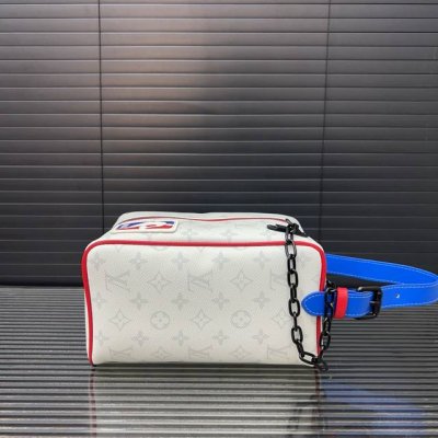 Louisvuitton 路易威登 Nba联名 Cloakroom Dopp Kit手袋 手拿包 化妆包 洗漱包袋 经典百搭 实物拍摄 男女通用 配送防尘袋 礼