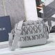 这款 Dior Hit The Road 信使包是本季新品，将现代风格与 Dior 的高订精神融为一体。采用迪奥灰Cd Diamond 图案帆布和光滑牛皮革精心