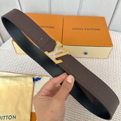 特 寬度：40Mm 男士最新頂級原單腰帶 此款腰帶雙面可用 搭配新款316鋼搭扣 雙面選用進口原廠Togo荔枝 與專櫃一致 以一當二