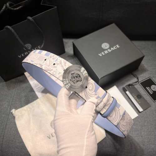 特 范思哲 宽4.0Cm 双面腰带，旋转扣，双面可用 新款男士皮革腰带，饰有立体La Medusa双面搭扣。皮带一面为光滑质地，另一面饰有棋盘格图案和Baroc