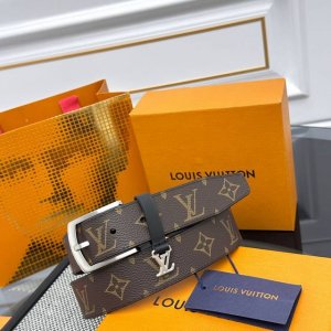 Everyday Pin 腰带为光滑皮革融入路易威登铭纹黄铜搭扣，再将精巧 Lv Initiales 装饰悬挂于束带圈之下。醒目缝线聚合视觉焦点，可轻松升级正装