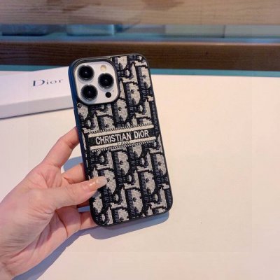 新品上架 Dior刺绣布艺全包手机壳 型号：为了不出现报错型号，请打开本机查看手机设置显示的型号 Iphone16系列更新 Iphone16Pro Max 6.