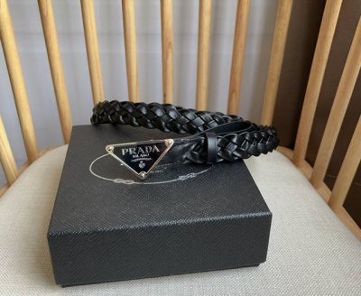 Prada 普拉达 专柜最新款 这款腰带融合休闲和精致的魅力 独特的编织图案别具巧思 搭配饰以涂珐琅三角形徽标的金属腰带扣 彰显prada独具特色的标志性元素