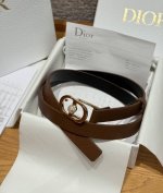 30 Montaigne Jolie 腰带 这款 30 Montaigne Jolie 腰带从同名手袋汲取灵感，正面采用颗粒背面采用光滑牛皮革等材质精心制作，饰