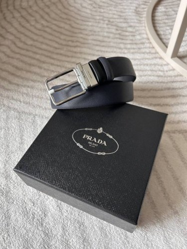 特 Prada 普拉达 专柜同款 男士双面用腰带 宽3.4Cm 带身采用一面saffiano蓝色牛皮另一面黑色光滑牛皮 搭配简约旋转亮白针扣，承载着品牌象征性的