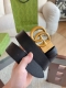 Gucci 这款双面皮革腰带采用荔枝纹皮革材质，饰以经典双G搭扣，该配件灵感源自品牌辉煌的70年代典藏设计。时尚流行元素；适用低腰和高腰两种穿戴方式。建议您根据