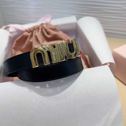 Miu Miu 这款皮革腰带是提升别致造型品味的理想之选。 醒目的标志性徽标装点搭扣，营造精致撞色与纹理效果。缕空m I U设计别致. 宽度: 2Cm 尺寸75