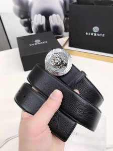 此款皮革腰带饰有标志性的Versace美杜莎头像搭扣，彰显品牌格调。是一款精美的衣橱必备单品。4.0Cm宽，