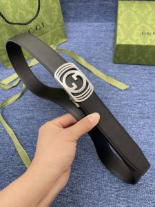 品牌古驰 Gucci 自动 特 描述采用高级Gucci Signature真皮精制而成，触感厚实，饰以双G商标带扣。腰带为意大利尺寸，请在购买前参阅腰带尺寸指南