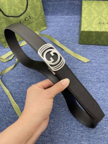 品牌古驰 Gucci 自动 特 描述采用高级Gucci Signature真皮精制而成，触感厚实，饰以双G商标带扣。腰带为意大利尺寸，请在购买前参阅腰带尺寸指南