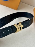 特 4.0宽Lv Flower 双面腰带取材 Monogram 涂层帆布，借背面皮革的 Lv Flower 压纹彰显 Pharrell Williams 设计的