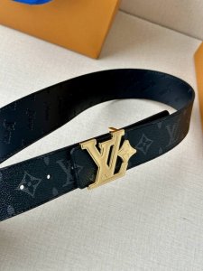 特 4.0宽Lv Flower 双面腰带取材 Monogram 涂层帆布，借背面皮革的 Lv Flower 压纹彰显 Pharrell Williams 设计的