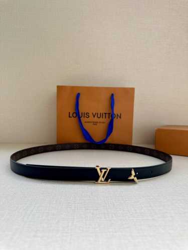本款2.0宽 Pretty Lv 双面腰带凝聚路易威登的奇巧匠艺。由 Monogram 花卉取下的部分点缀末端，与 Lv 字母搭扣共同闪烁金属光泽，细腻皮革和
