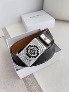 品名：罗意威.Loewe 腰带 皮带 型号：挂扣，纯钢材质挂扣，图片实物拍摄 材料：百分百头层牛皮，保证真皮。24K纯钢扣，真空电镀永不掉色专柜同等质量， 头层