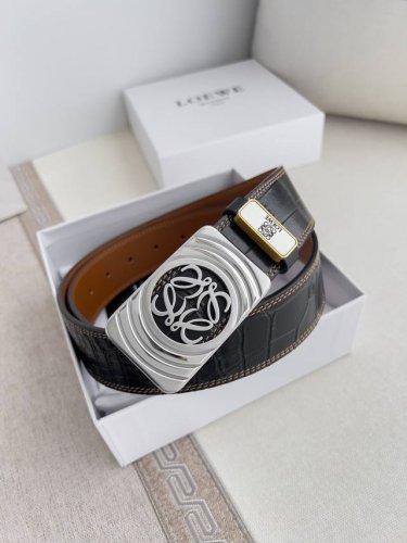 品名：罗意威.Loewe 腰带 皮带 型号：挂扣，纯钢材质挂扣，图片实物拍摄 材料：百分百头层牛皮，保证真皮。24K纯钢扣，真空电镀永不掉色专柜同等质量， 头层