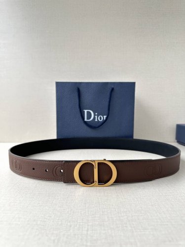 Diro 宽度3.5Cm这款腰带扣采用 Cd Icon标志造型，以复古金色饰面不锈钢精心打造。可与各式35毫米腰带搭配，提升格调，打造优雅精致的造型。