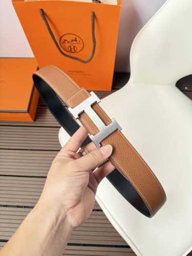 爱马仕 HermèS 男款腰带以其精湛的工艺、高品质的材料和经典的设计而备受推崇，是男士时尚配饰中的顶级选择。最具标志性的设计是带有“H”标志的扣头，简约大气且