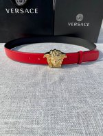 宽度：3.0Cm 范思哲 此平纹腰带饰有标志性的Versace美杜莎头像扣，彰显品牌格调。是一款精美的衣橱必备单品。秀场同款！