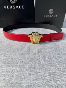 宽度：3.0Cm 范思哲 此平纹腰带饰有标志性的Versace美杜莎头像扣，彰显品牌格调。是一款精美的衣橱必备单品。秀场同款！