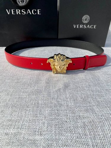 宽度：3.0Cm 范思哲 此平纹腰带饰有标志性的Versace美杜莎头像扣，彰显品牌格调。是一款精美的衣橱必备单品。秀场同款！