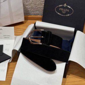 普家新款麂皮腰带 这款质地柔软的绒面牛皮革腰带结合流畅线条与工匠细节，突显现代时尚气息，麂皮质感很高级。金属扣也很有质感，搭配裙子裤子都很绝，轻松打造出复古又时