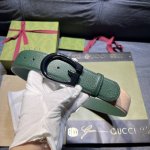 古奇，宽4.0Cm，新款 作为Gucci系列产品的标志性象征，经典双G标识在这款单品上以金色腰带扣的形式呈现。深绿色和粉色皮革通过双色组合为这款经典单品增添一抹