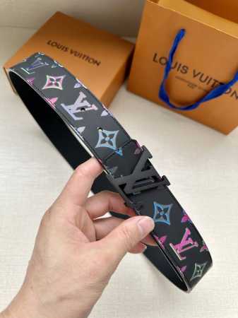 Lv Light 双面腰带加入当季 Monogram Spotlight 主题，为牛皮革表面的 Monogram 图案赋予眩目虹彩效果，与 Lv 字母搭扣相得益 - 点击图像关闭